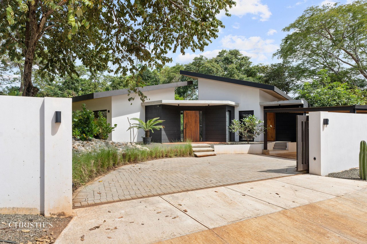 Casa Lola – Contemporary Beachside Oasis in Playa Grande