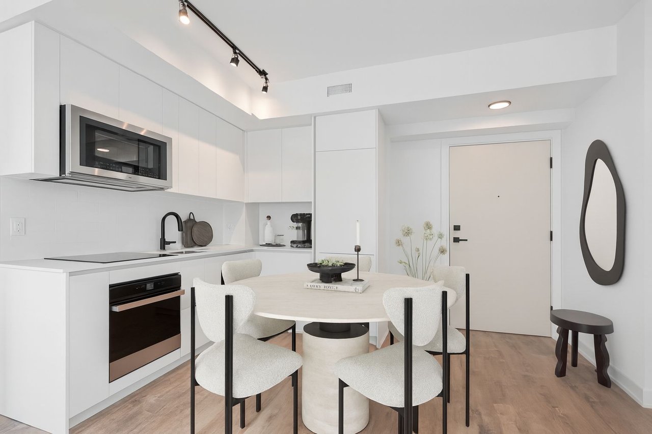 327 King Street W Unit: 4704