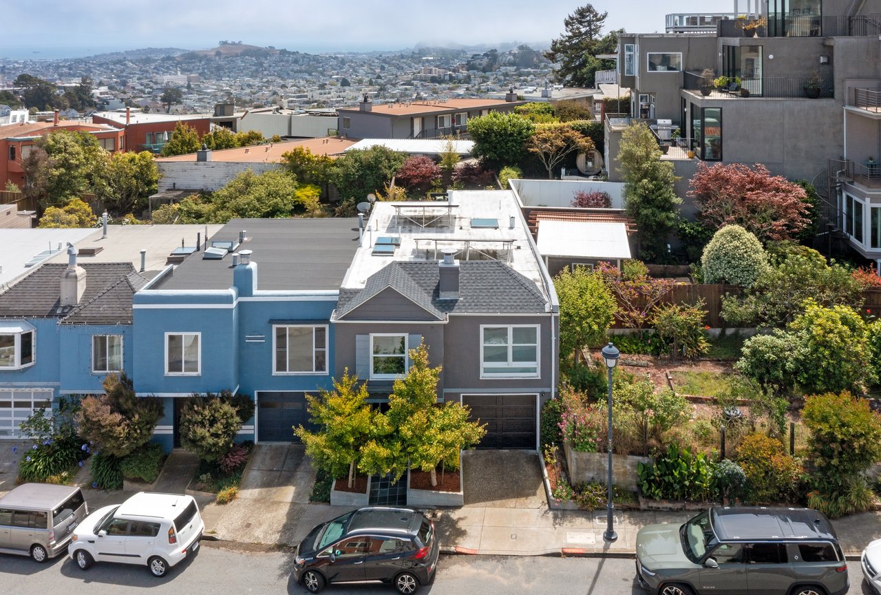 homebuyers-touring-a-san-francisco-property-during-a-competitive-open-house