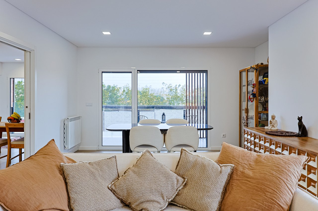 Modern 2-Bed, 2-Bath Apartment in Central Marinha Grande – Near Nazaré