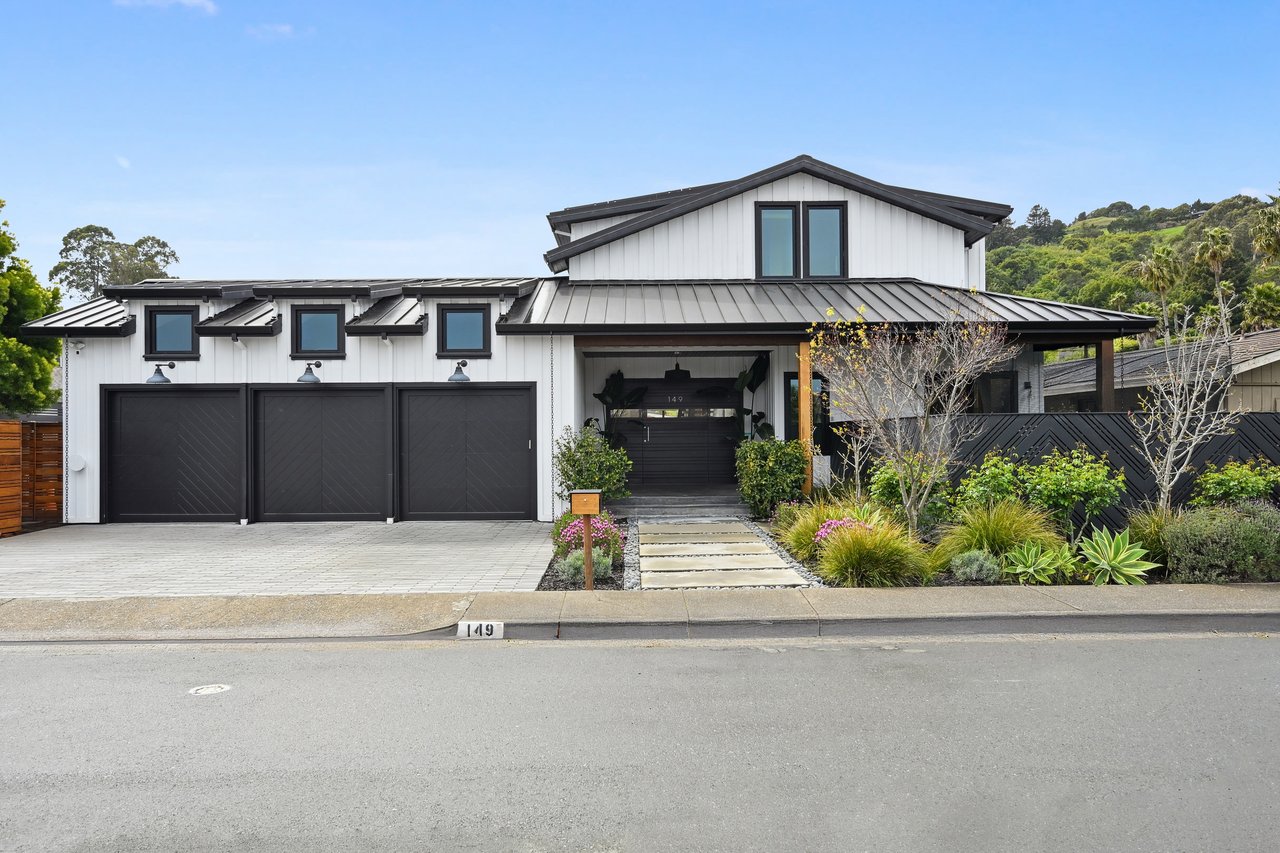 A Waterfront Masterpiece of Modern Luxury