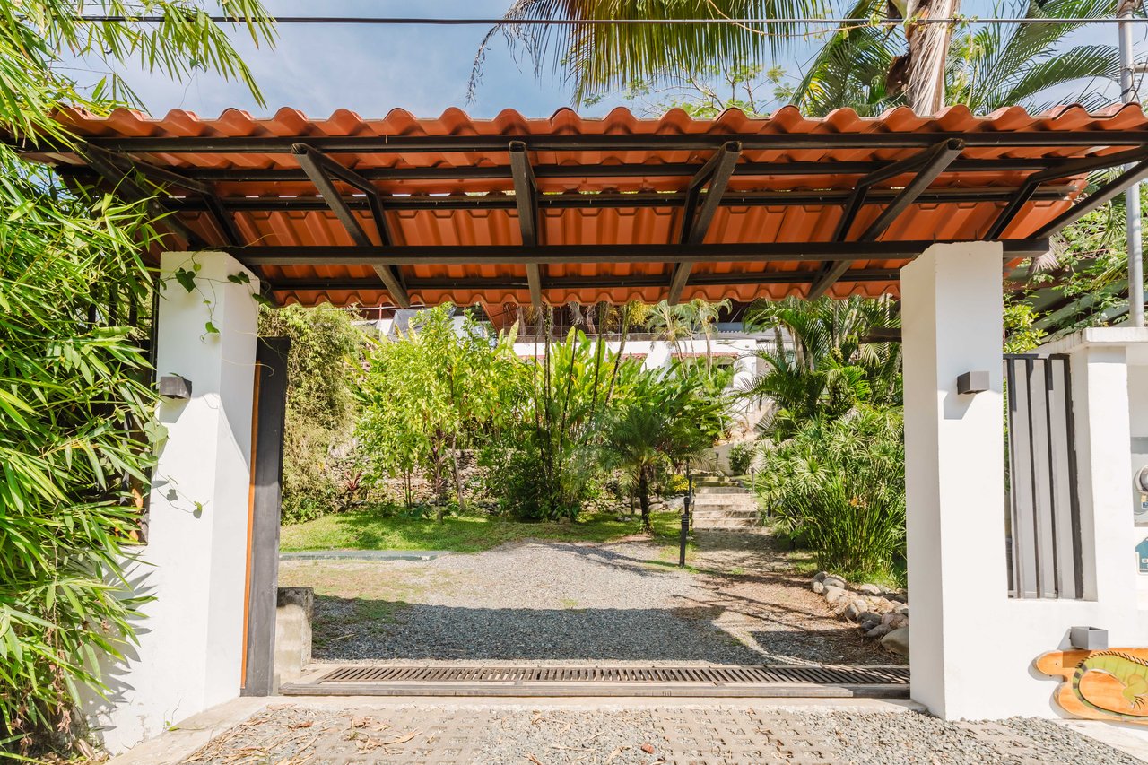 Casa Iguana - Fully Renovated Home Minutes from Marina Pez Vela 
