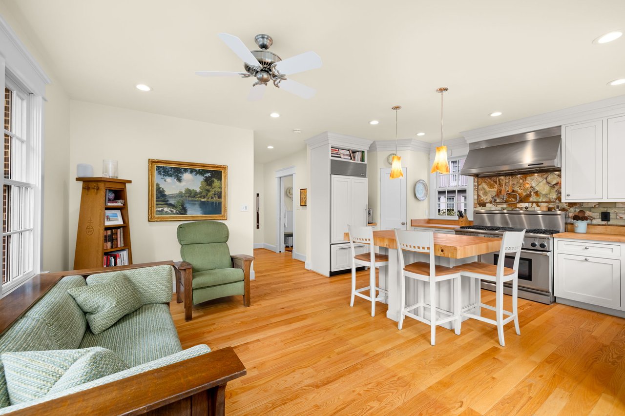 22 W OAK STREET