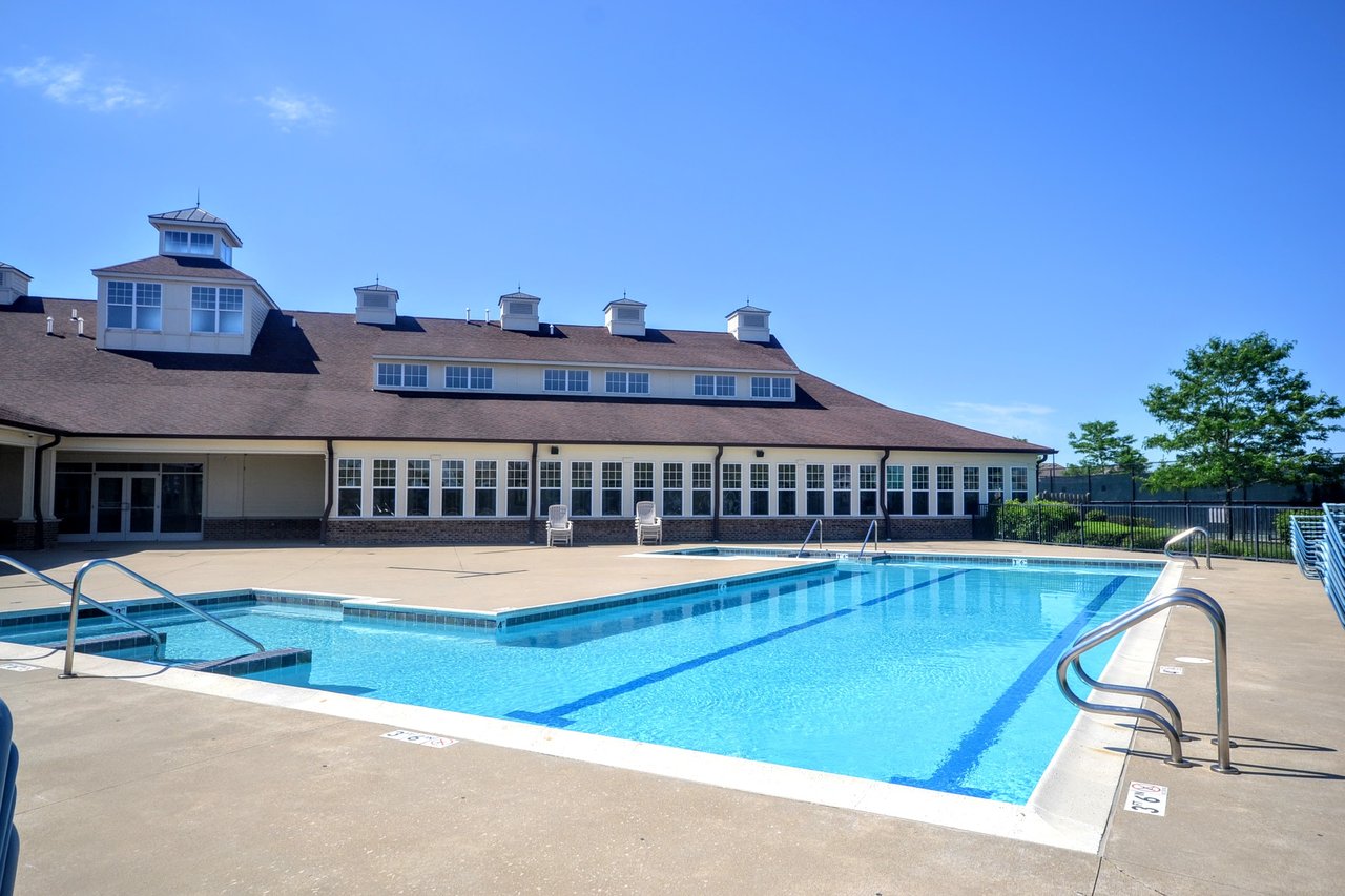 Carillon Club Naperville outdoor pool