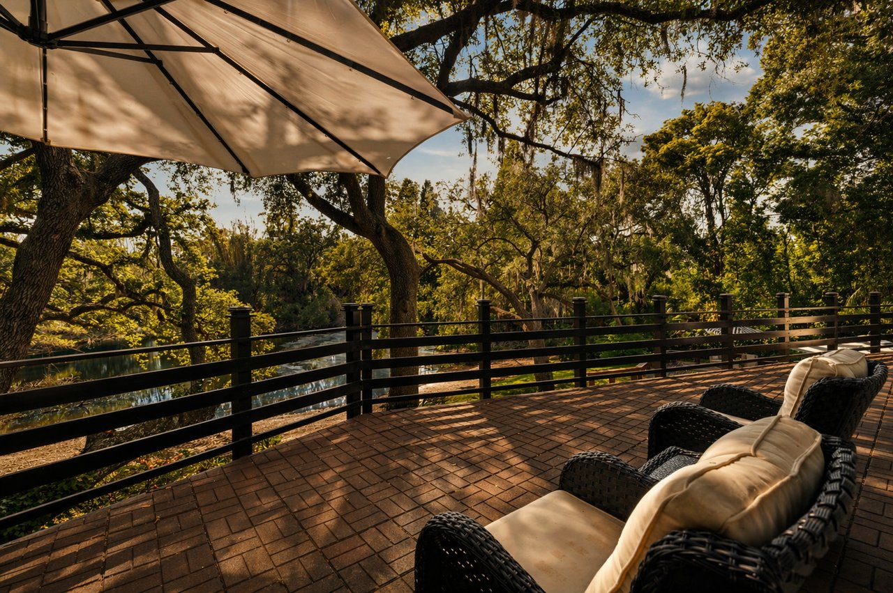 900 Oak Hollow