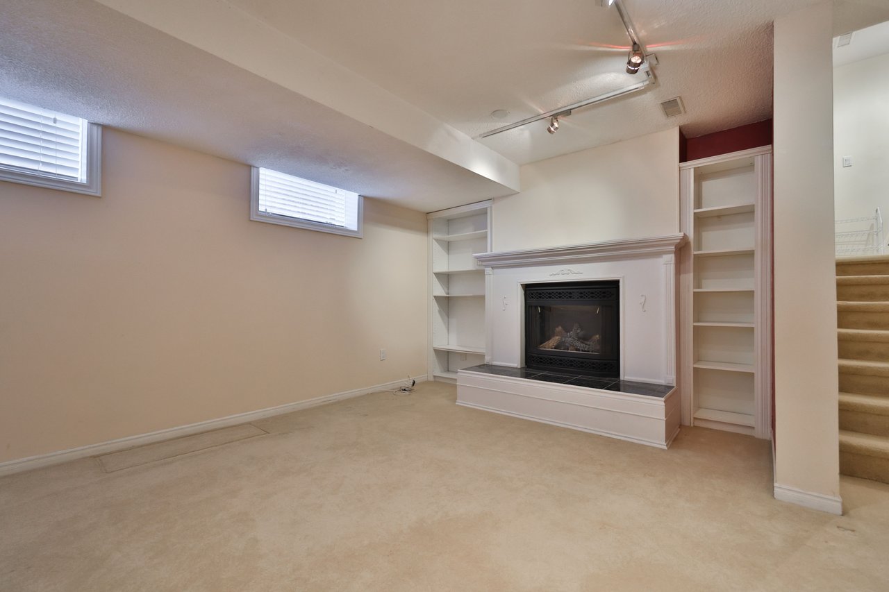 86 Forsythe Street, Oakville