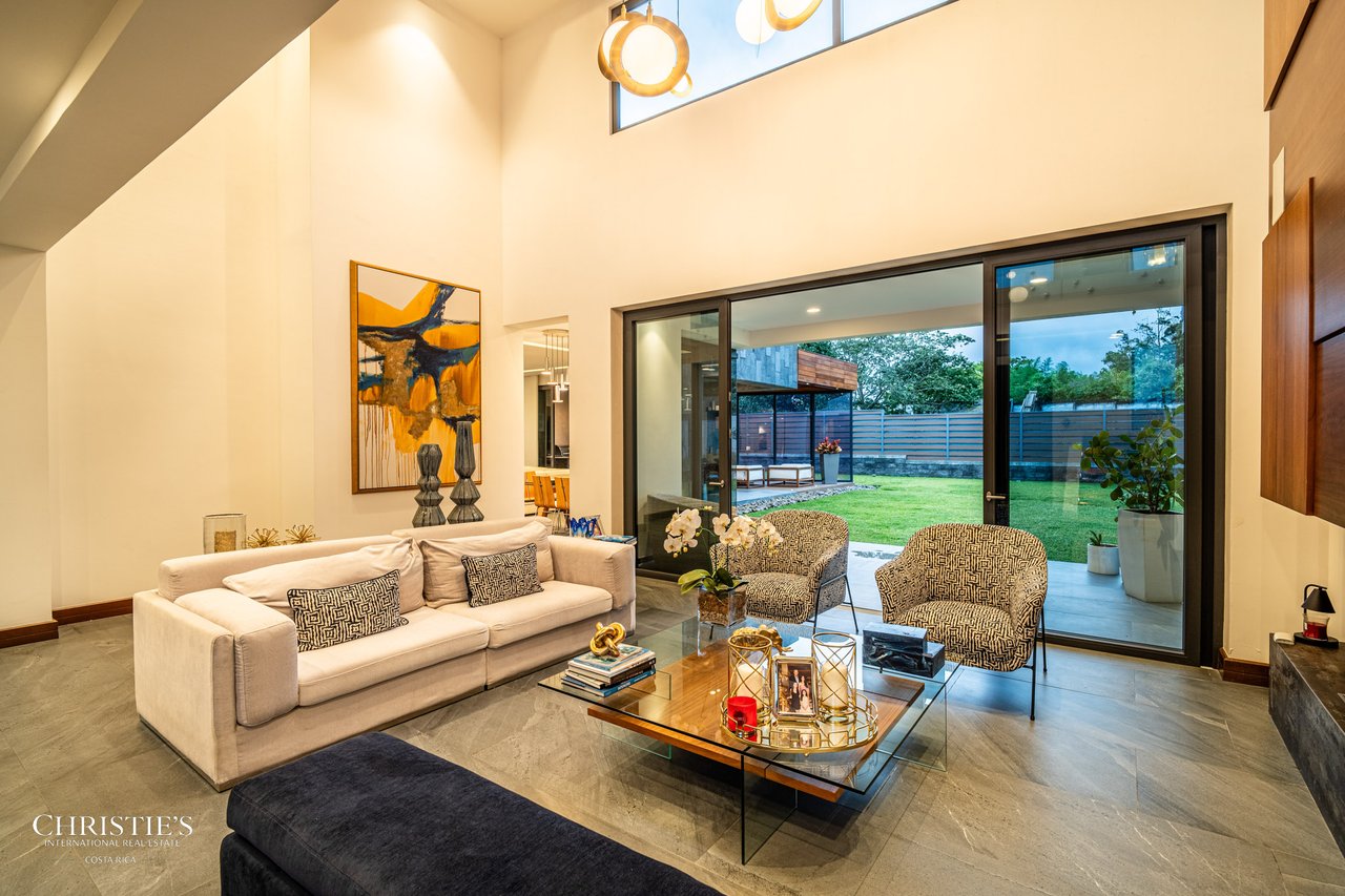 Modern Elegance with Panoramic Views – Exclusive Las Gemas Residence