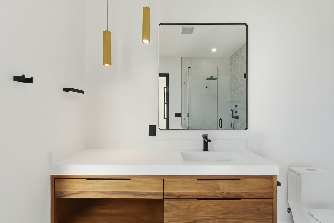 3106 N VALENCIA Lane