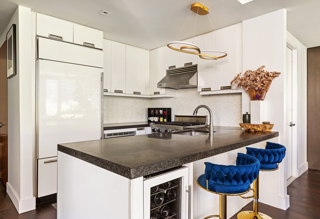 Chic Corner unit in Chelsea
