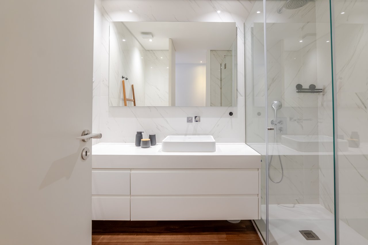 Elegant 2-Bedroom Apartment with Private Patio, Parking & Short-term Rental (AL) License in Central Porto