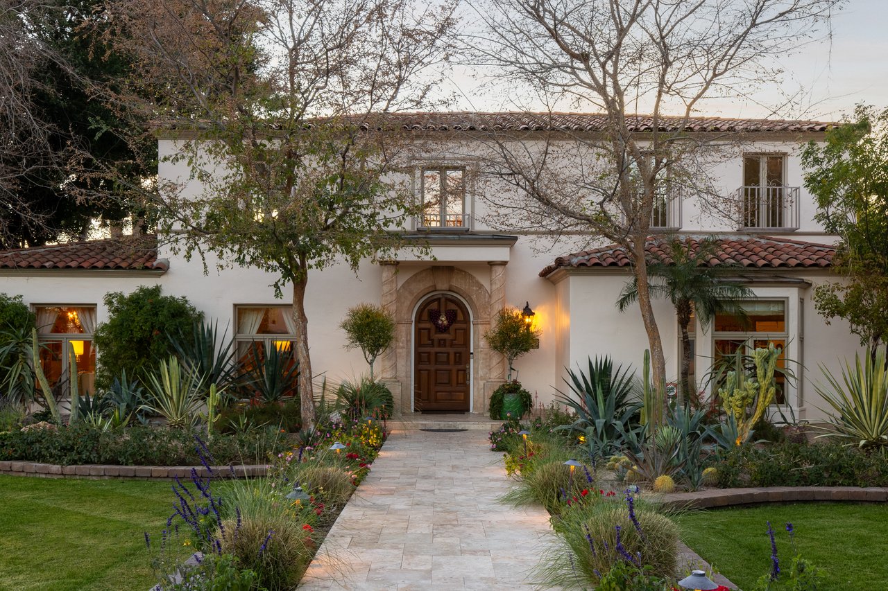 3042 N MANOR Drive E