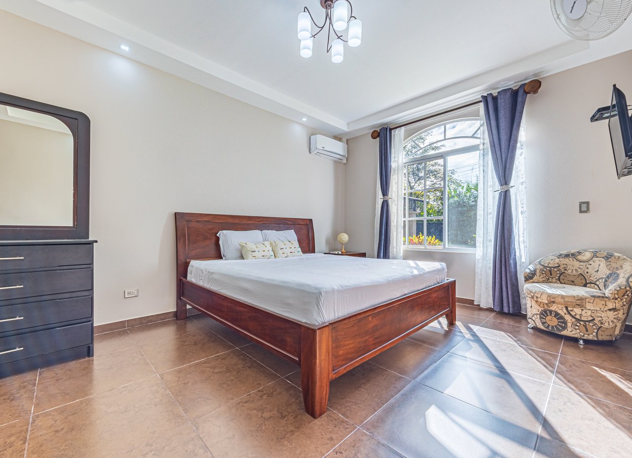 EXCEPTIONAL 5-BEDROOM RESIDENCE– PRIME LOCATION & VERSATILE LAYOUT