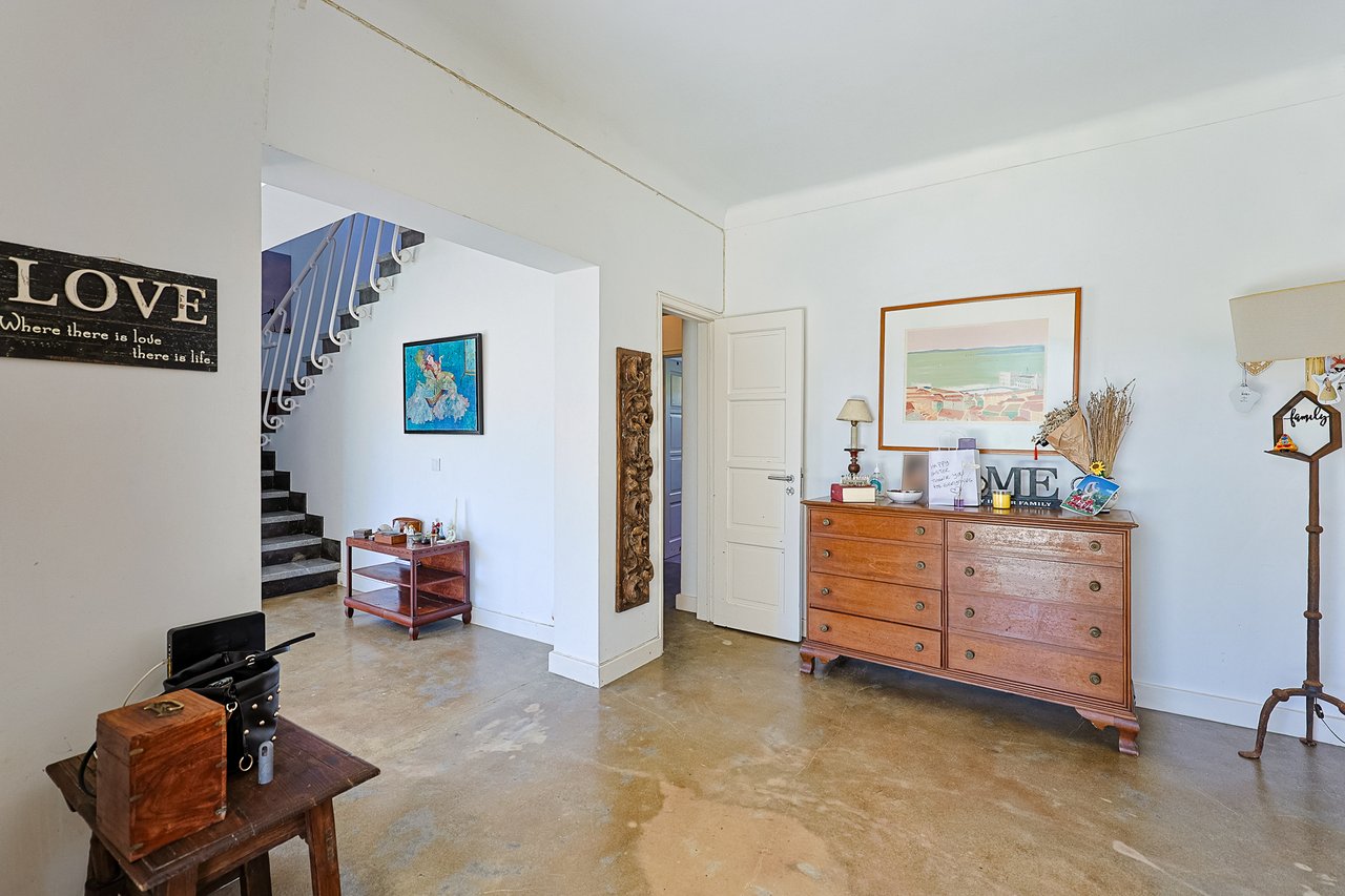 Spacious 5-Bedroom Villa with Expansive Garden Near Sintra in Colares