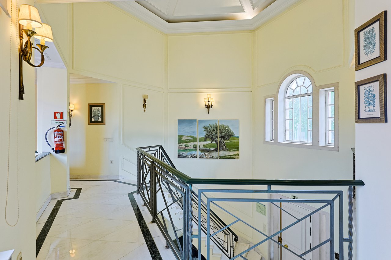 Spacious 8+2-Bedroom Villa with Pool for Rent in Cascais