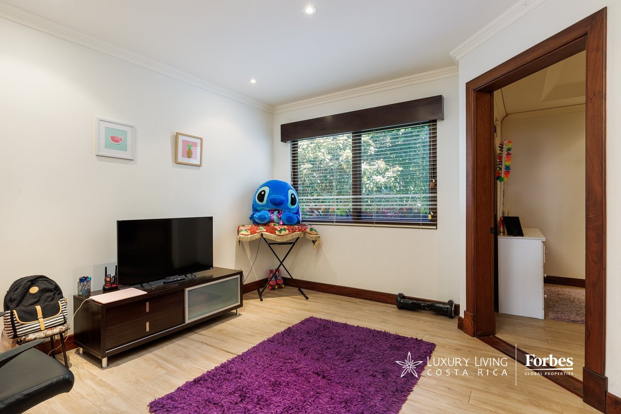 20336 - Luxury 5-bedroom home with an office and terrace in Cerro Alto, Escazú