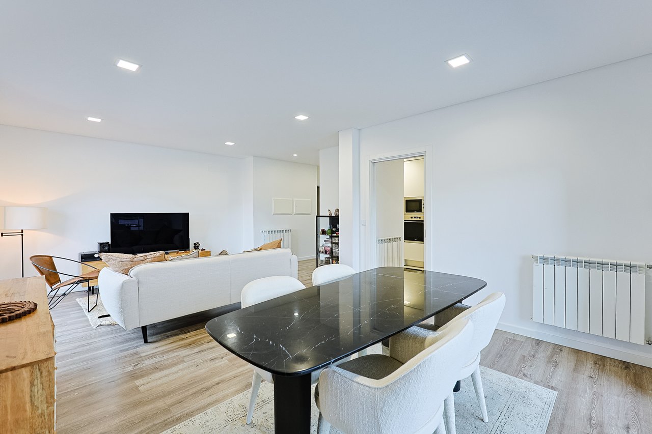 Modern 2-Bed, 2-Bath Apartment in Central Marinha Grande – Near Nazaré