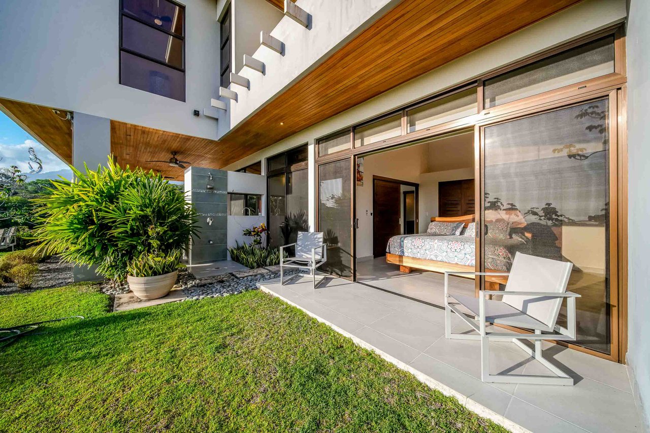 Guest House and Infinity Pool Ocean View Luxury Estate