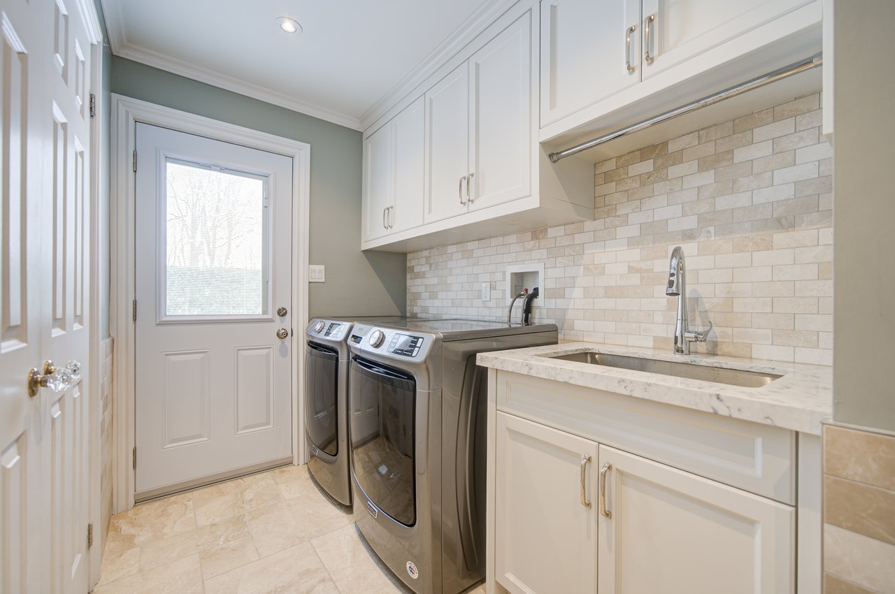 1296 Mapleridge Cres