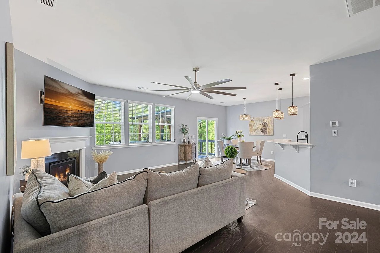 916 Pecan Tree Ln