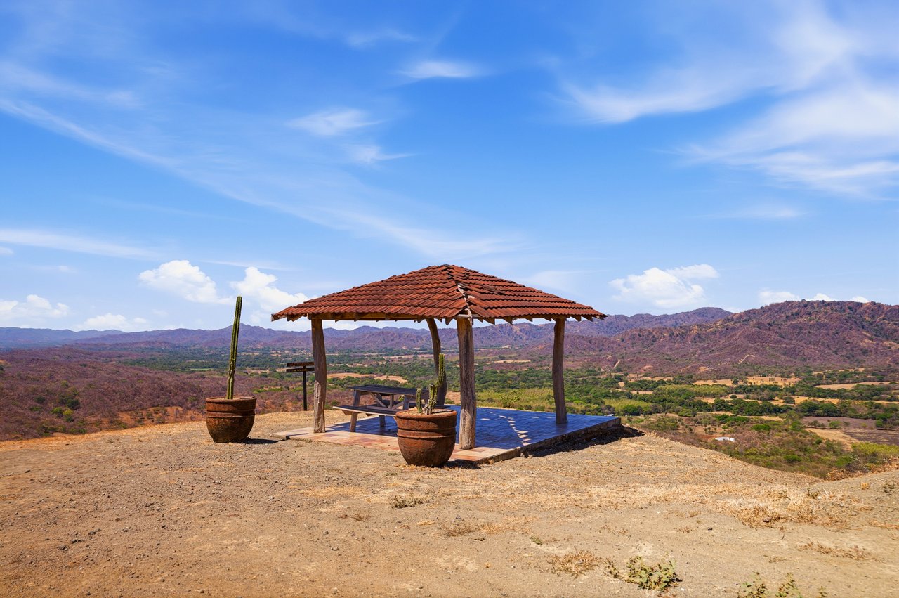 Finca Las Ventanas | Expansive Mountain View Estate Near Potrero