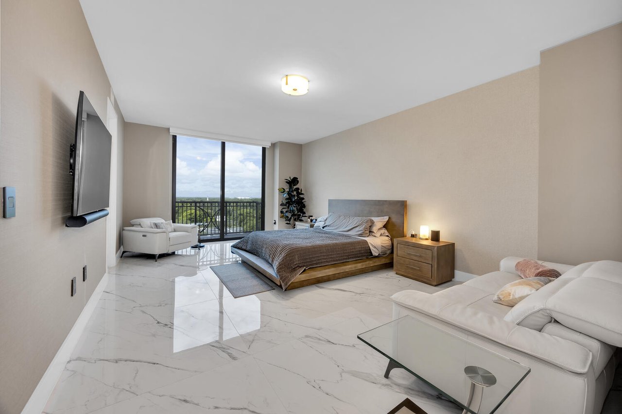 Exceptional Lower Penthouse Corner Unit in The City Beautiful