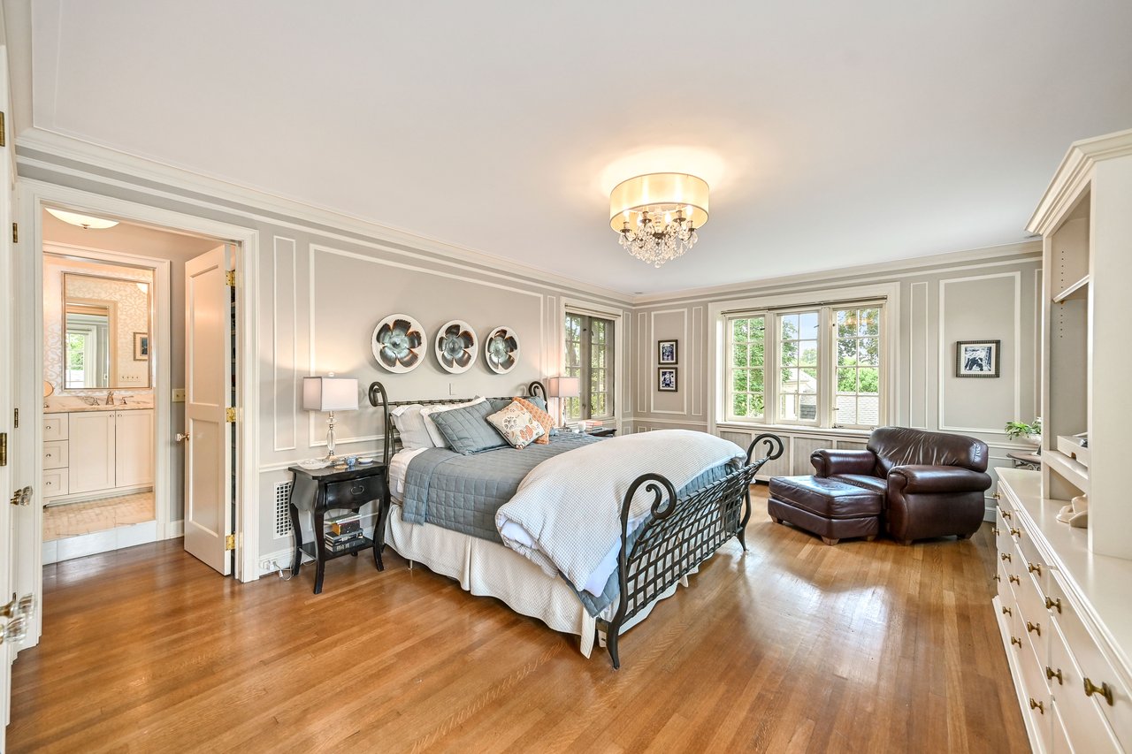 Stunning 6 Bedroom Home with Indoor Pool