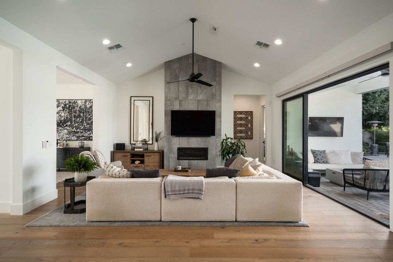 3226 E GLENROSA Avenue