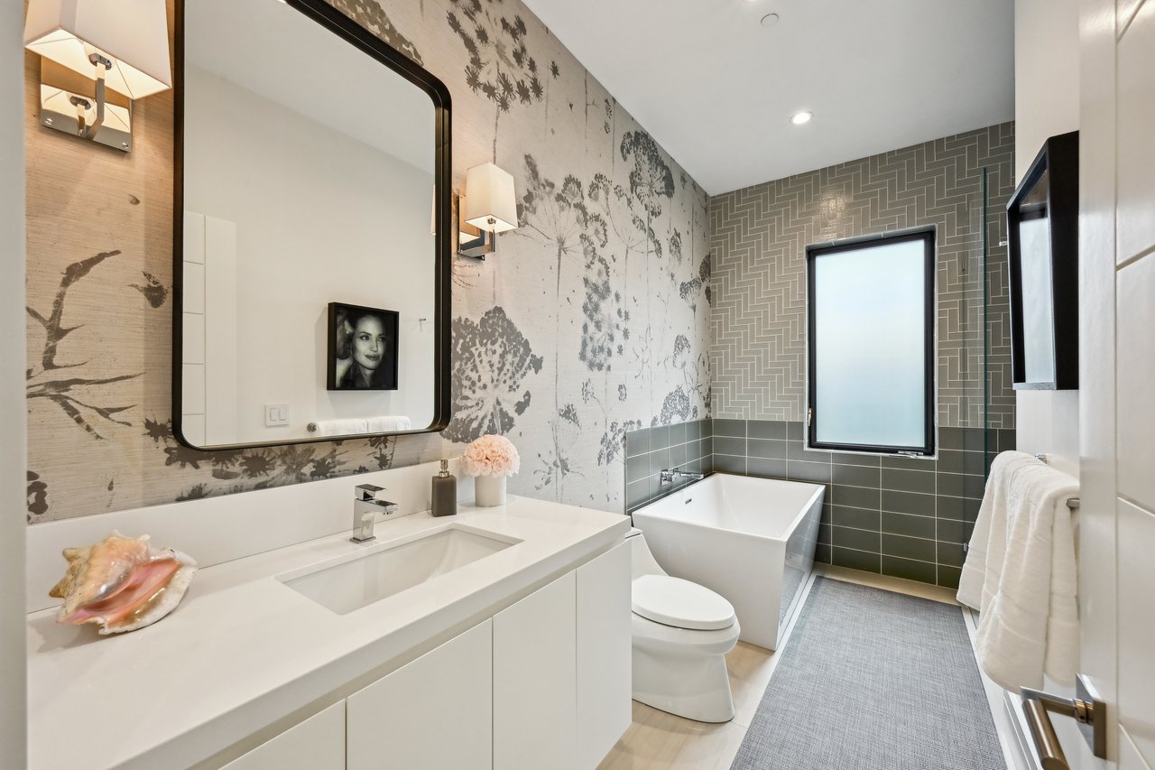 A Waterfront Masterpiece of Modern Luxury