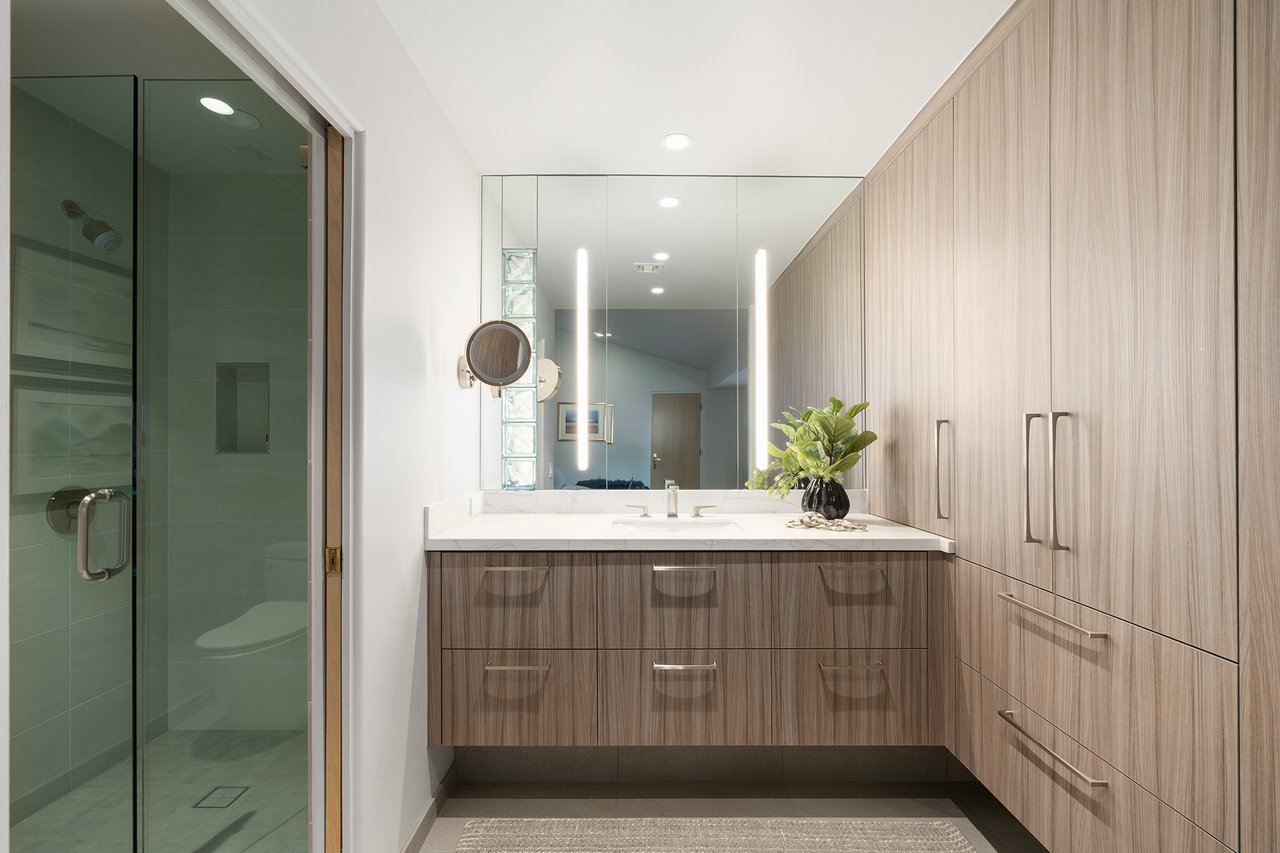 7224 N LAKESIDE Lane