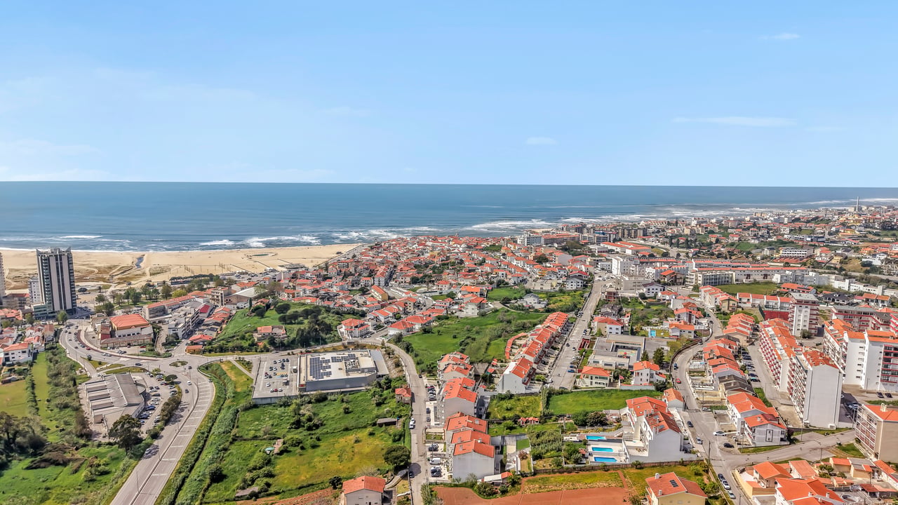 Bright Coastal Apartment with Large Terrace Just Steps from the Beach in Figueira da Foz