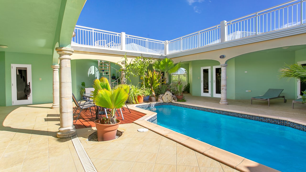 Octagon Villa West End