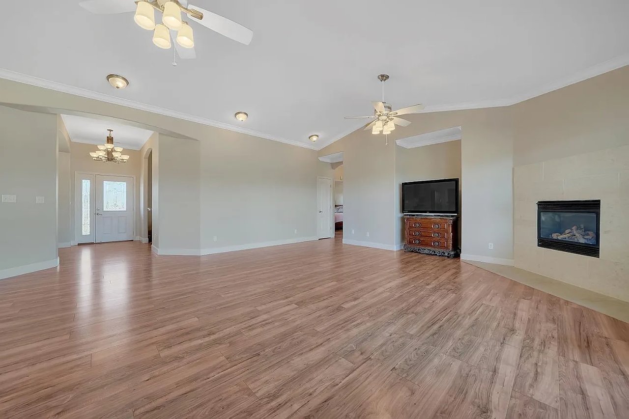 3221 Crestview Dr
