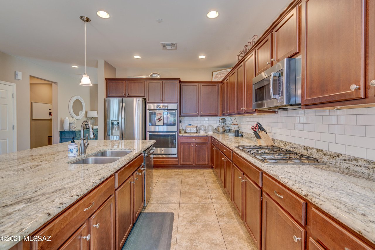 1079 W Garden Grove Dr