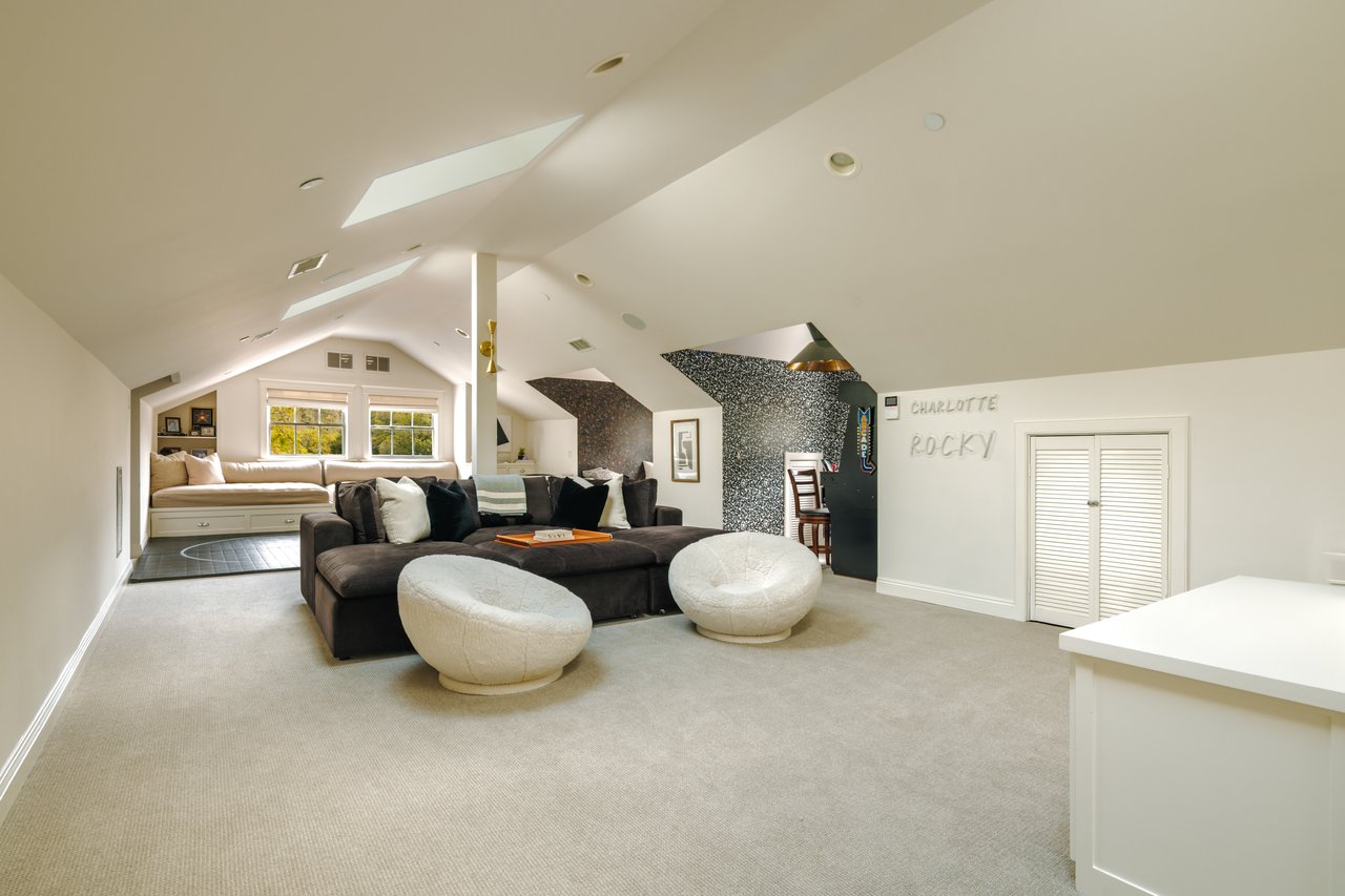 2435 Mandeville Canyon Rd 