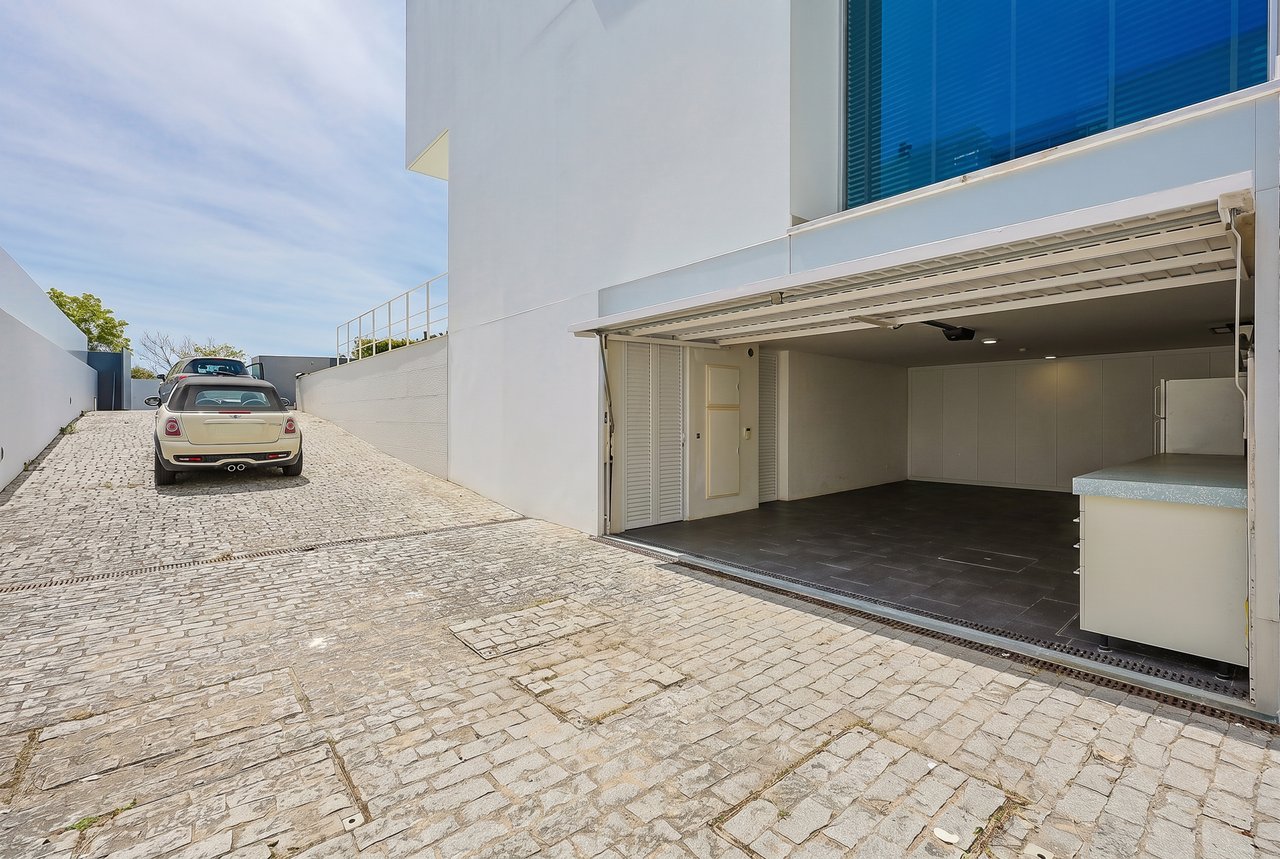 “The Green Villa” – Elegant Luxury Villa with Pool in Carnaxide, Oeiras