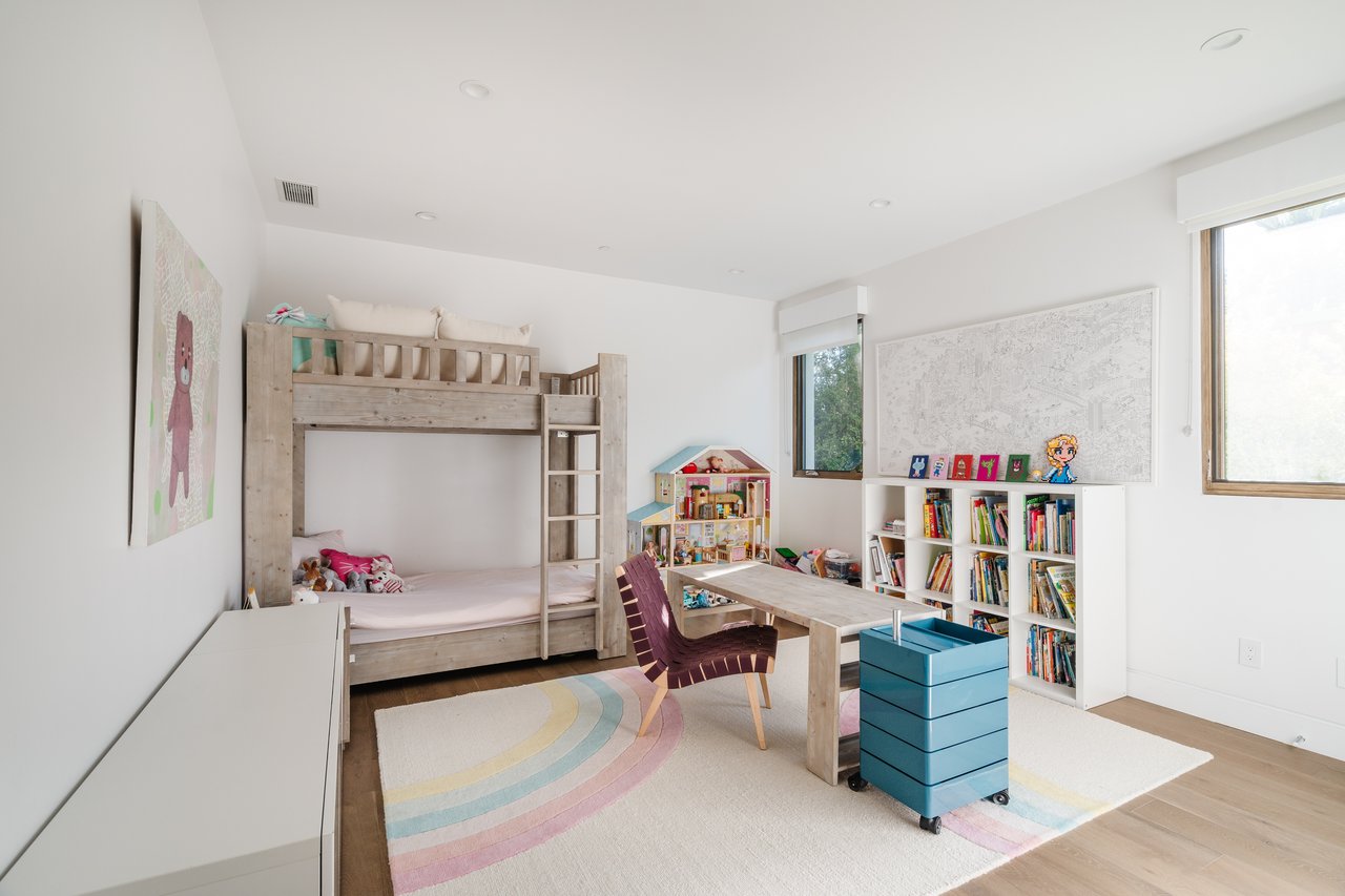 536 N Arden Blvd, Larchmont