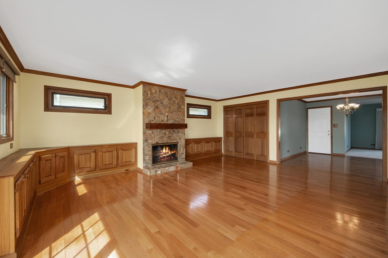 390 Arrowhead Trail, Carol Stream IL – Rare 4 Bedroom Ranch Near Glenbard North High School