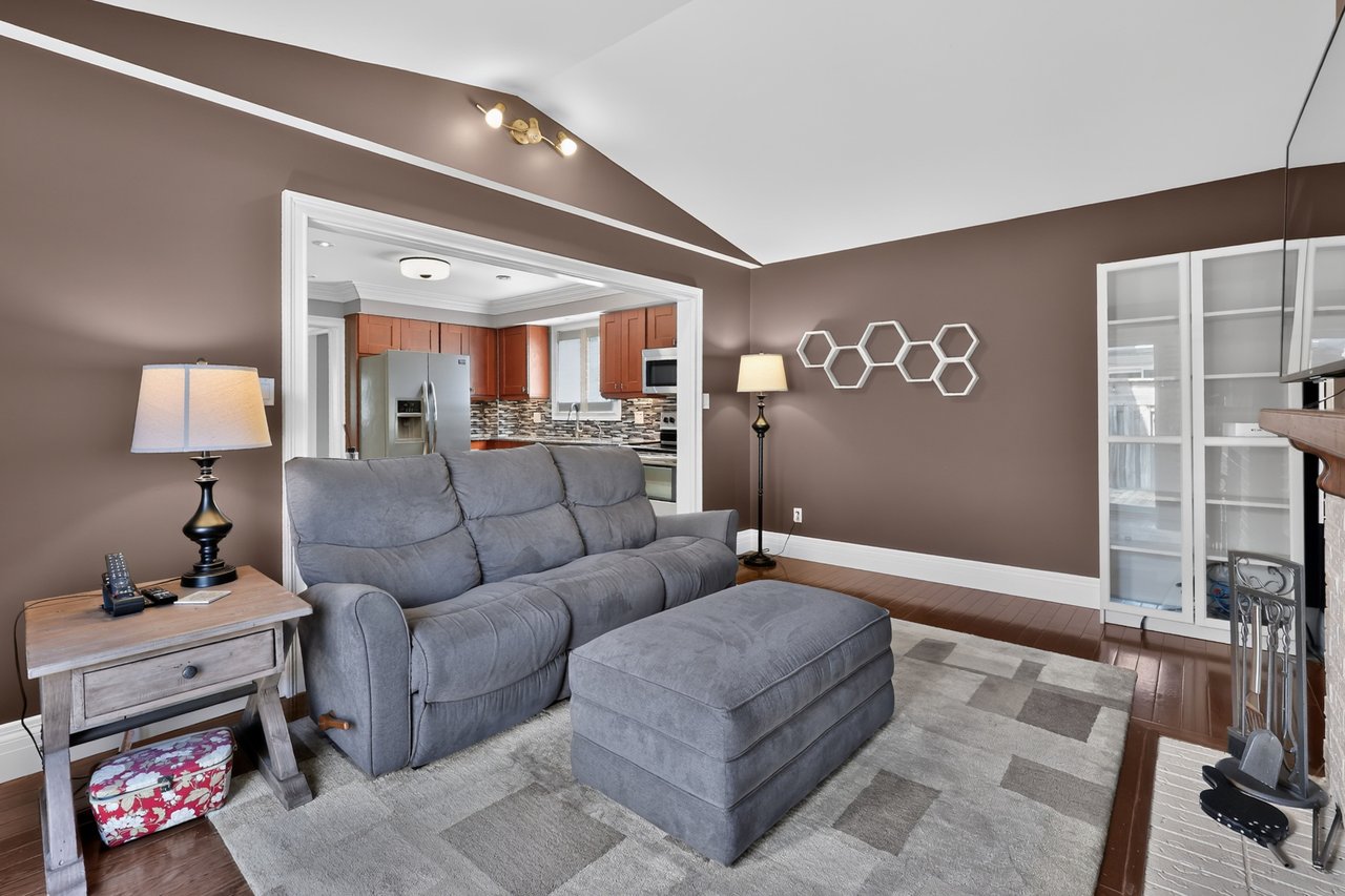 2102 Salma Crescent, Burlington