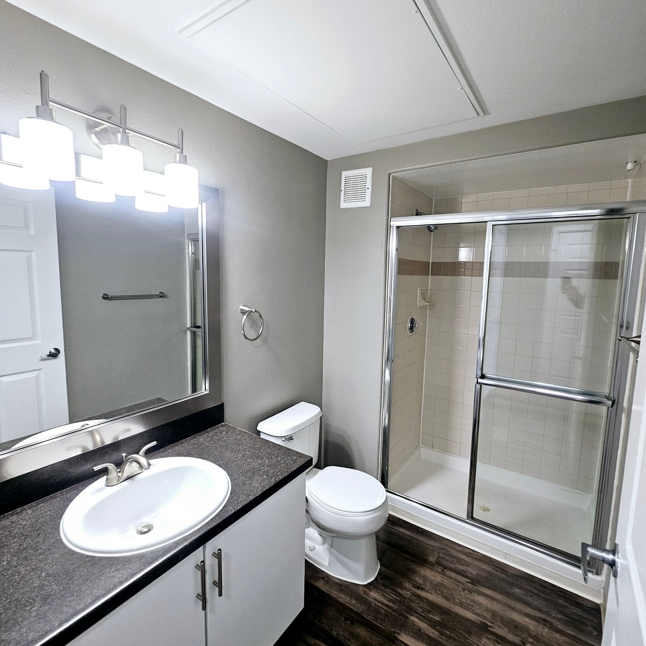 Studio 1 Bath Apartment with Garage included 