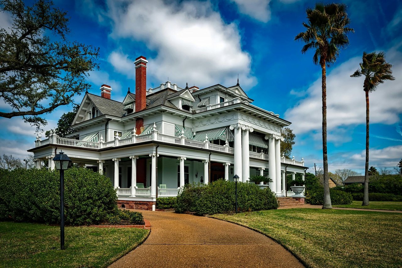 Top 10 Strategies to Selling Your Luxury Home for Top Dollar