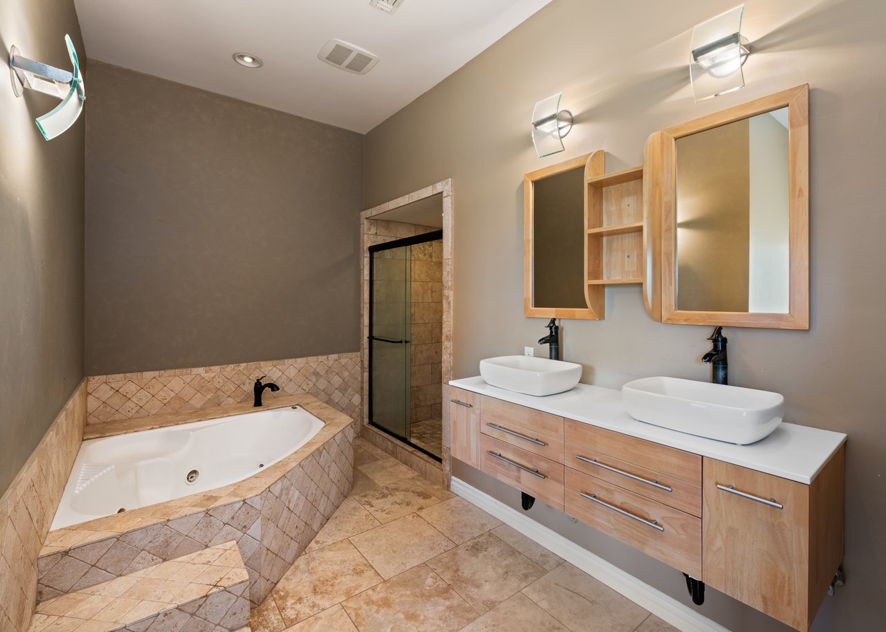 1018 N Tigertail Rd, Brentwood