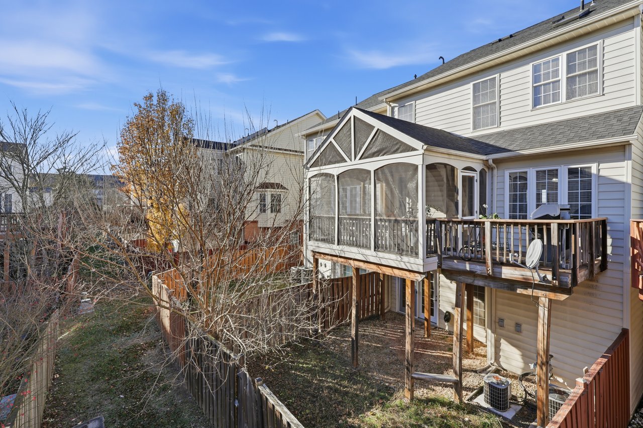 42757 Gelding Sq, Chantilly, VA 20152	
