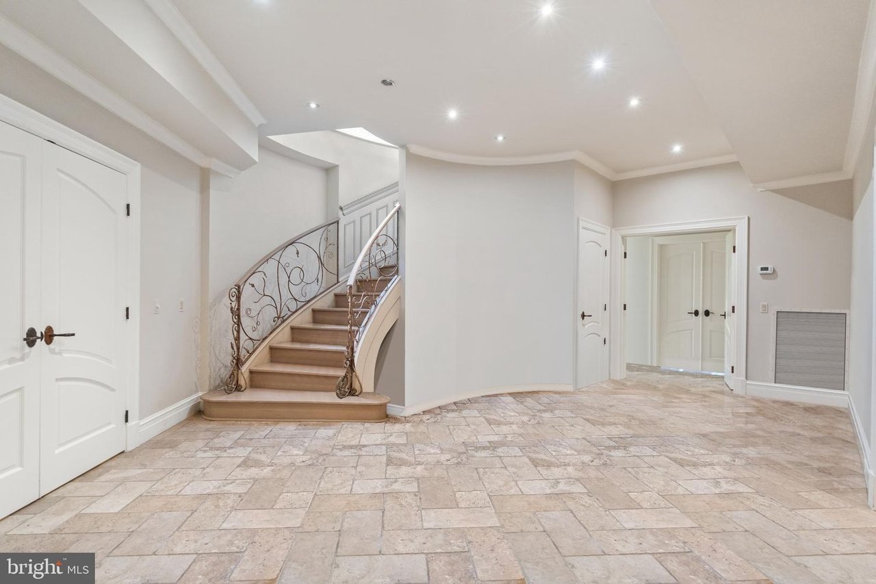 6413 Garnett Dr