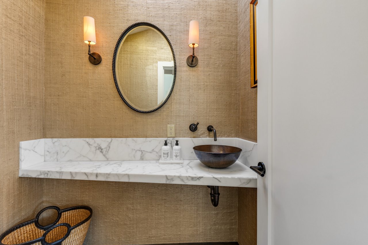 Chic and Stylish on Belvedere Island