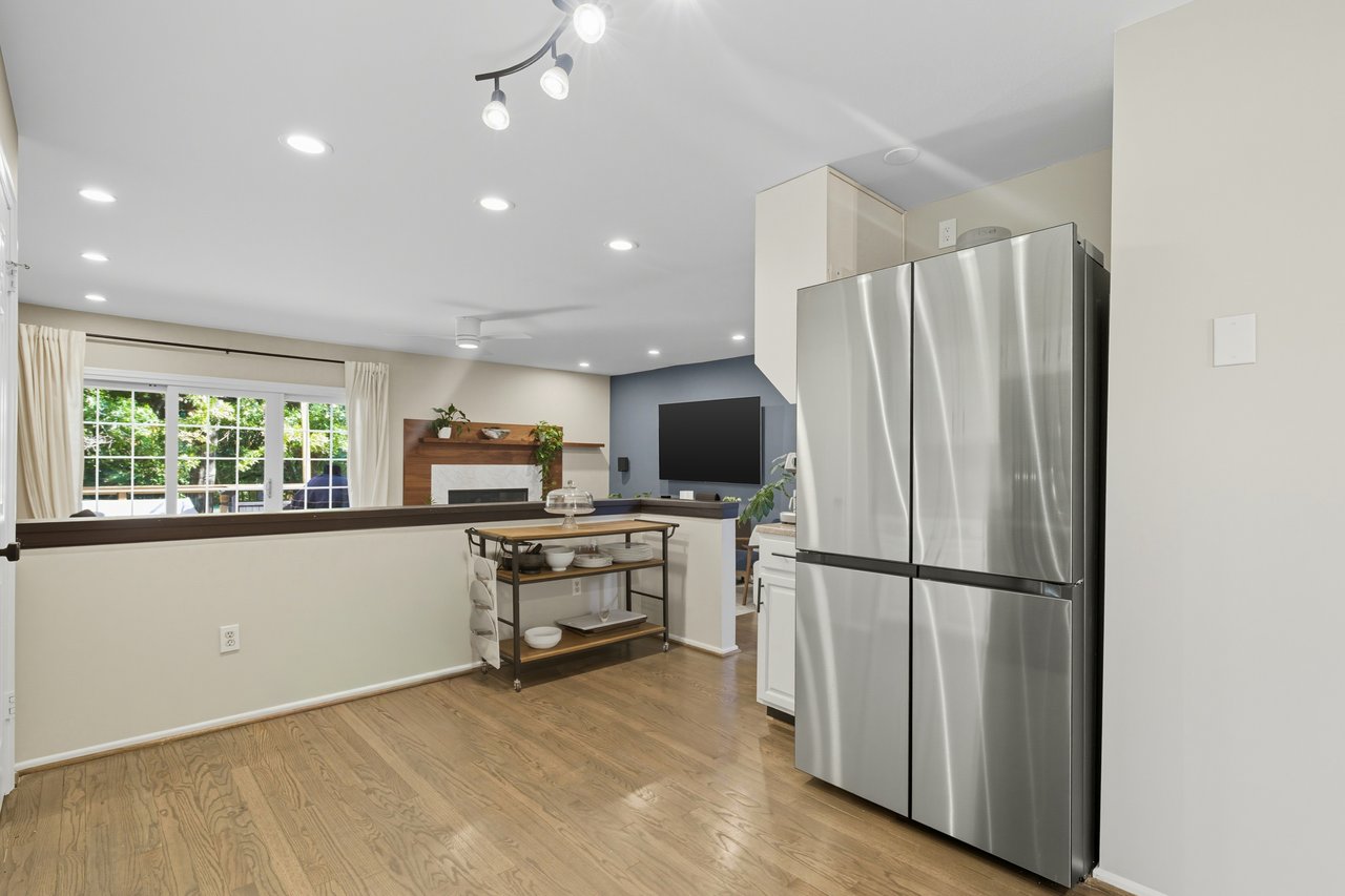 Turnkey 2 Bed Townhome plus Den & Designer Finishes 