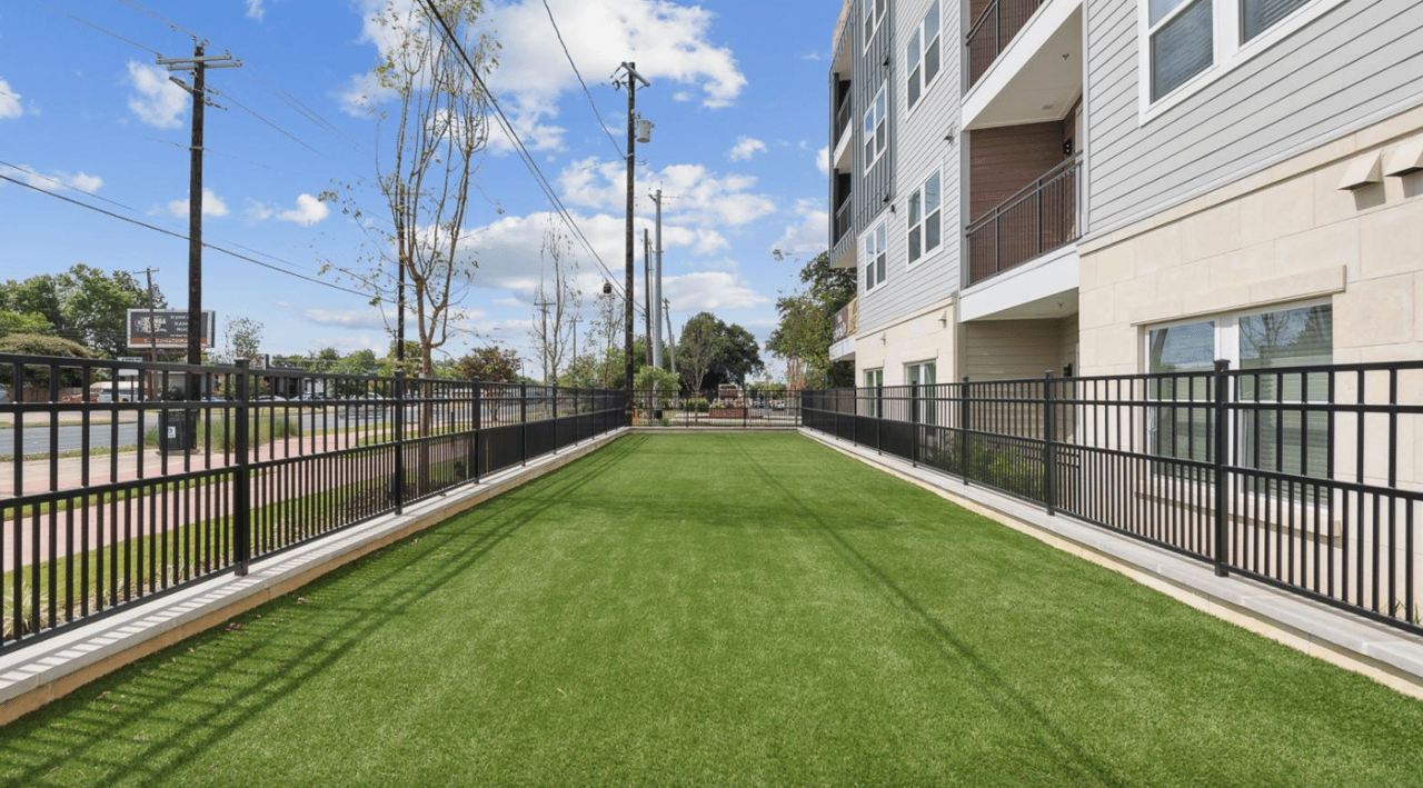 Up to 10 weeks free base rent & $1,000 gift card