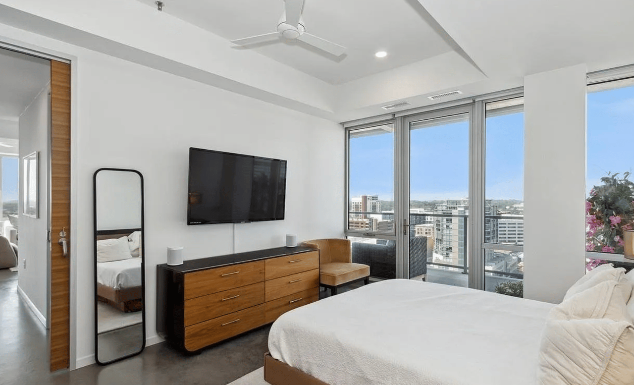 404 E College St #1405