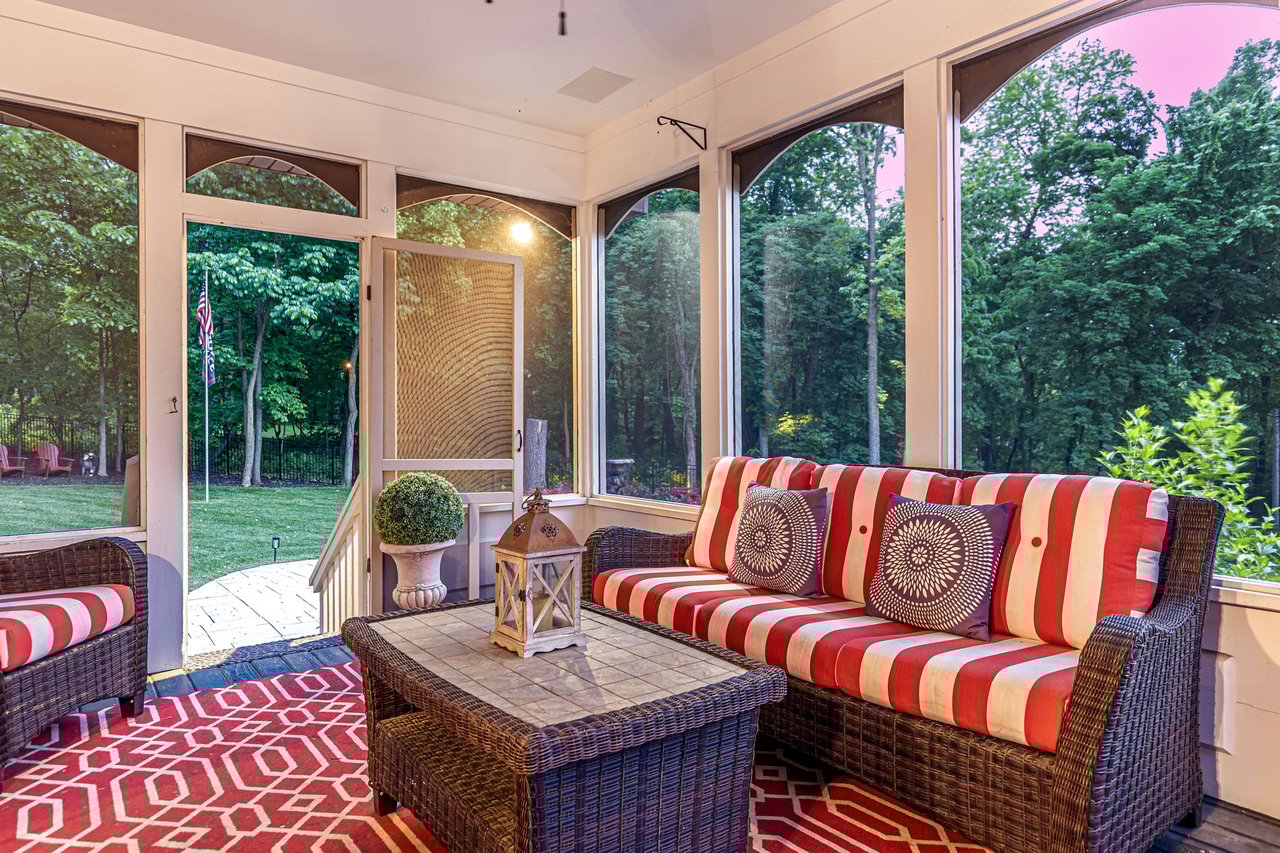 11 Lake Forest Court W