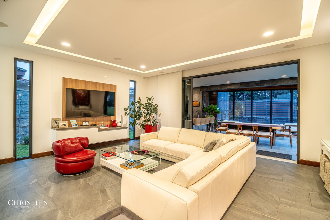 Modern Elegance with Panoramic Views – Exclusive Las Gemas Residence