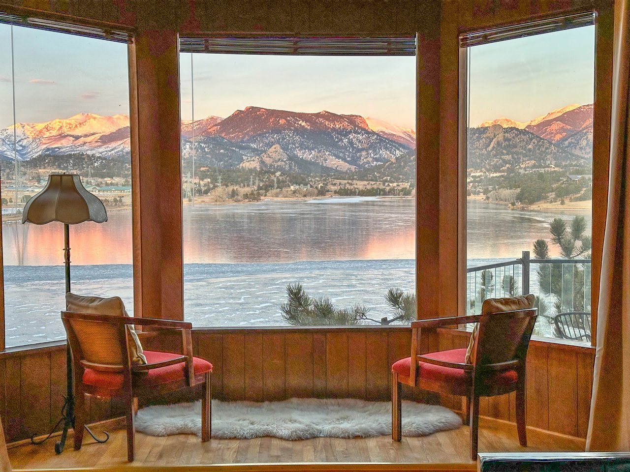 Historic Mall House Overlooking Lake Estes